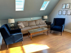 Bright, big family escape, W/parking, dogs welcome
